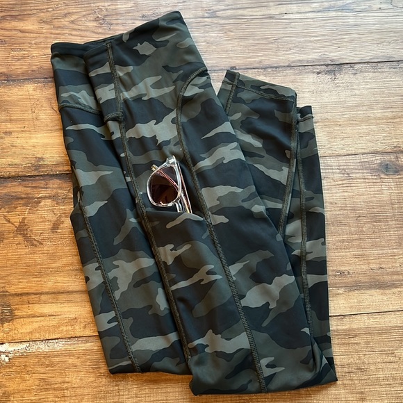 ATHLETA Ultimate 7/8 Tight Camo size Small - Picture 5 of 7